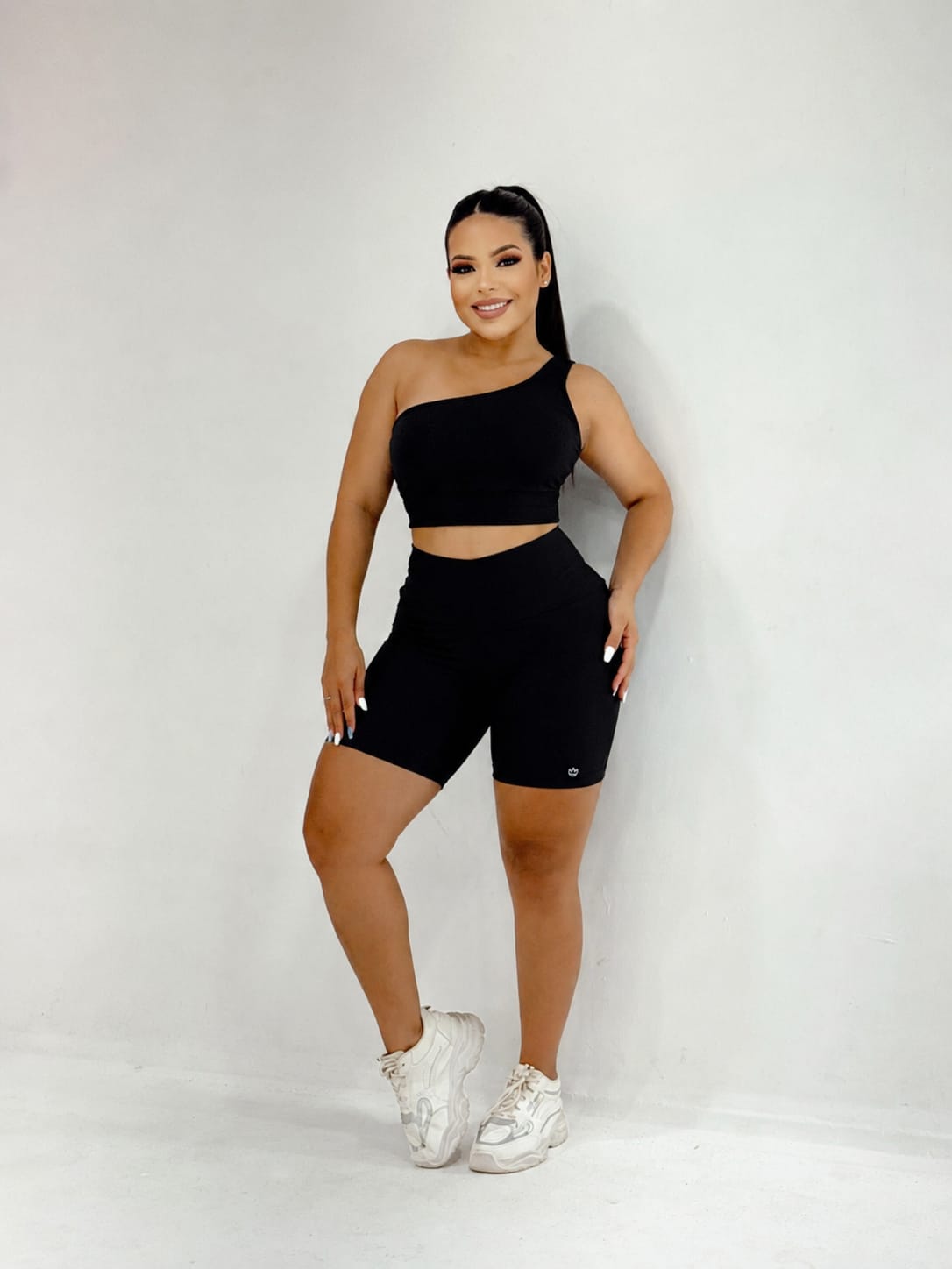 Conjunto Fitness Feminino de Top Unilateral e Short
